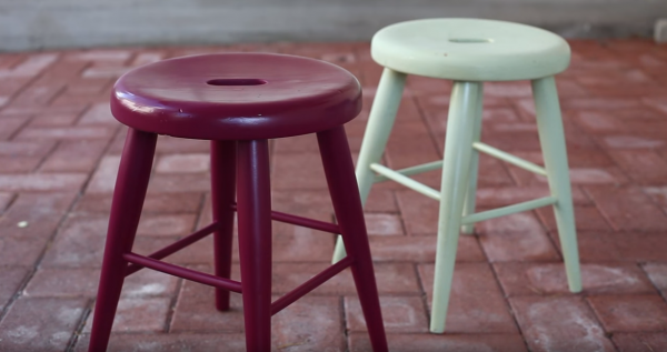 Použite  farby v spreji: Renovácia stoličky, ktorú zvládne naozaj každý