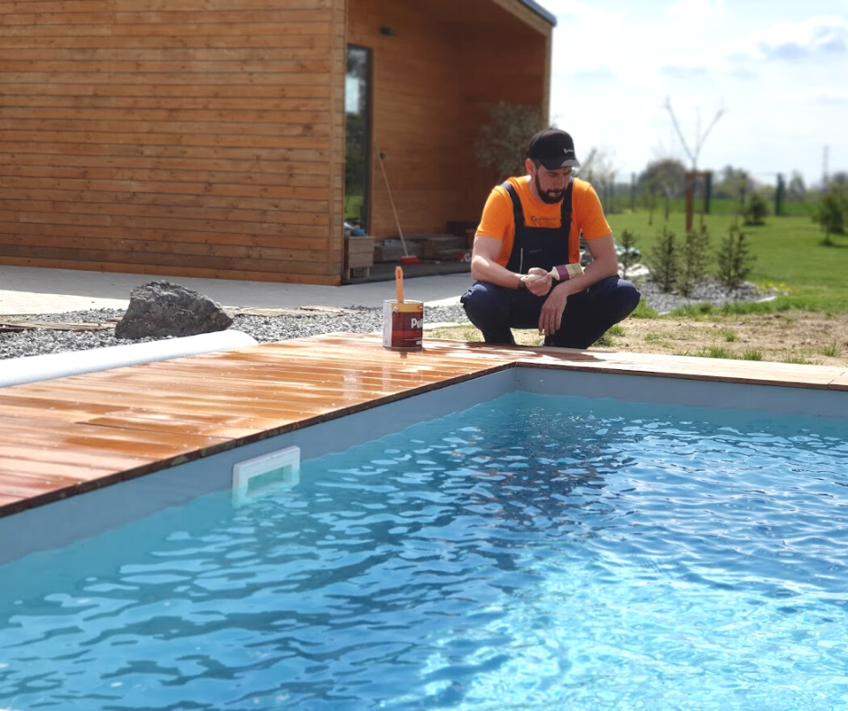 Šoko natiera drevené terasové dosky pri bazéne Adler Pullex Bodenolom