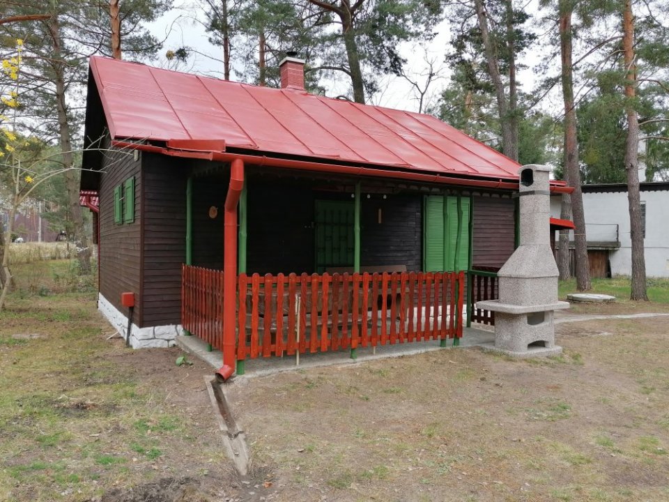 Chata s červenou strechou