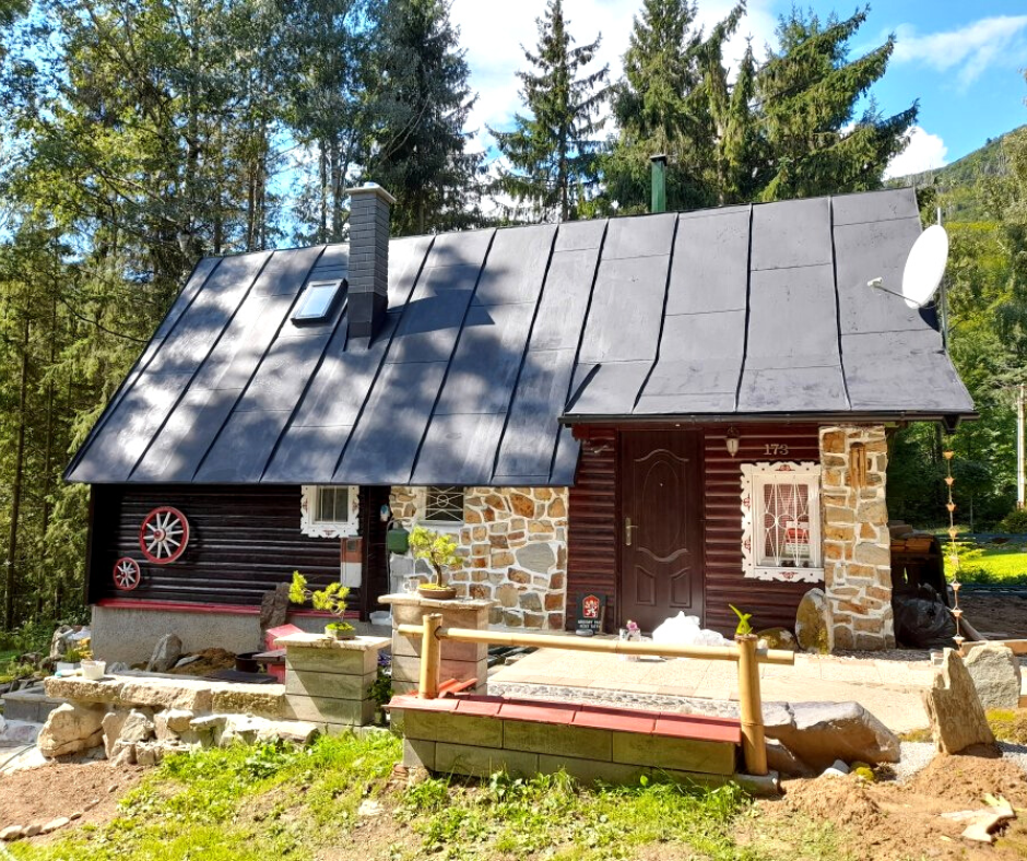 Horská chata, ktorá má strechu natretú farbou Superfest