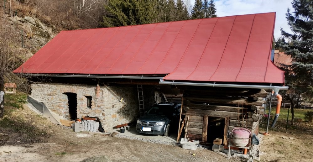 Červeno-hnedá strecha chaty natretá farbou Superkov