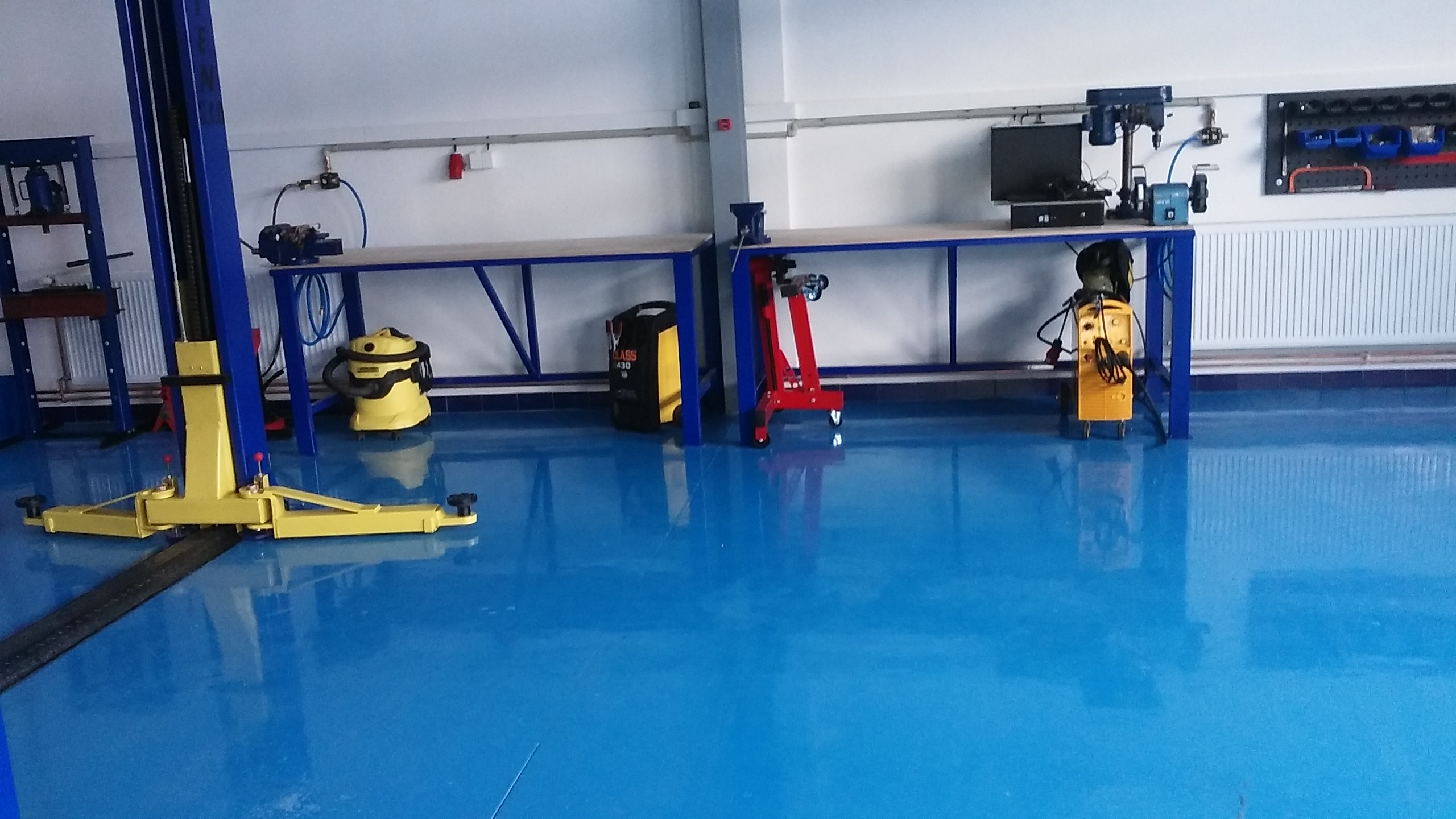 Modrá epoxidová podlaha v autoservise