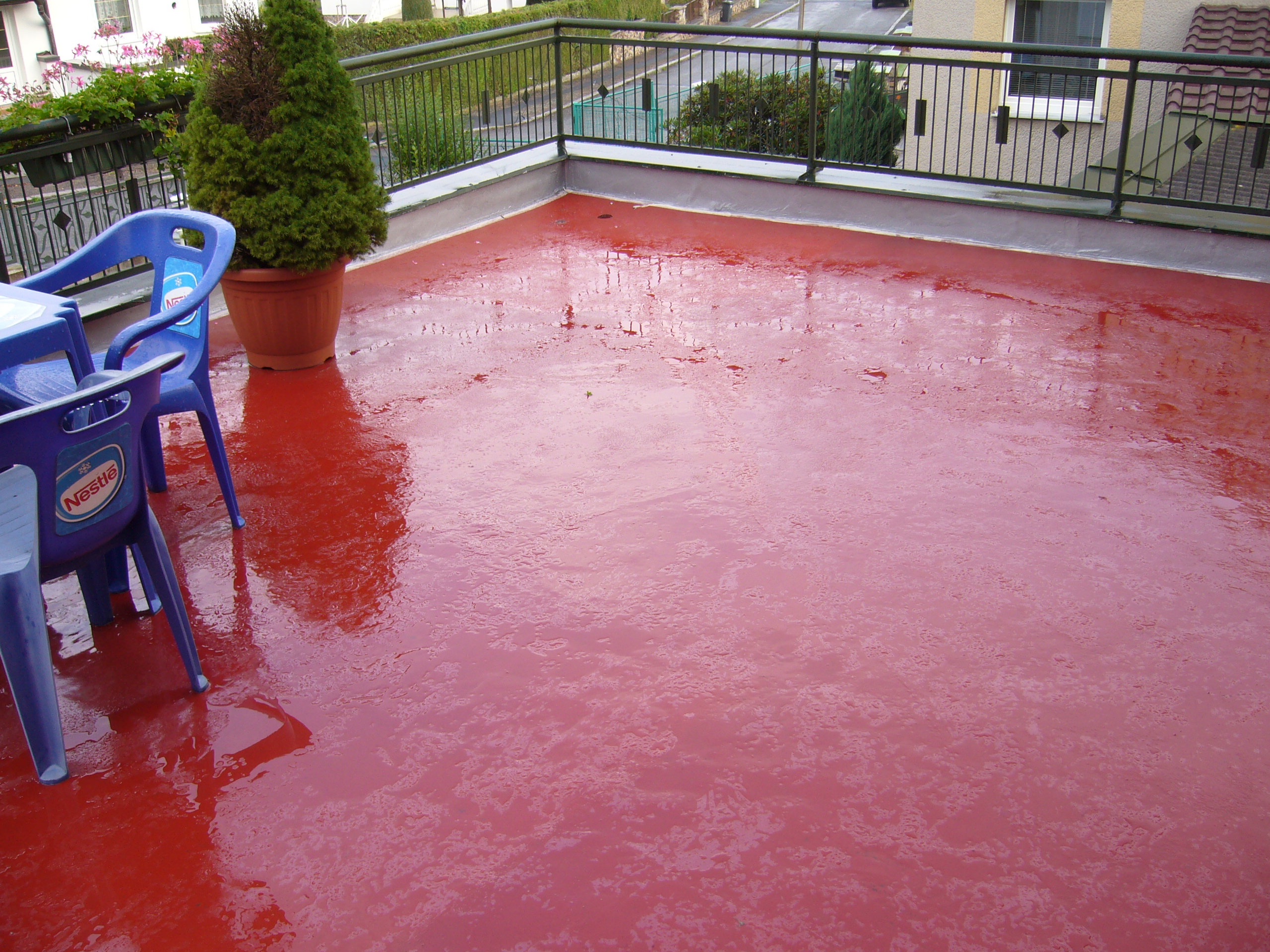 Červená epoxidová podlaha na vonkajšej terase