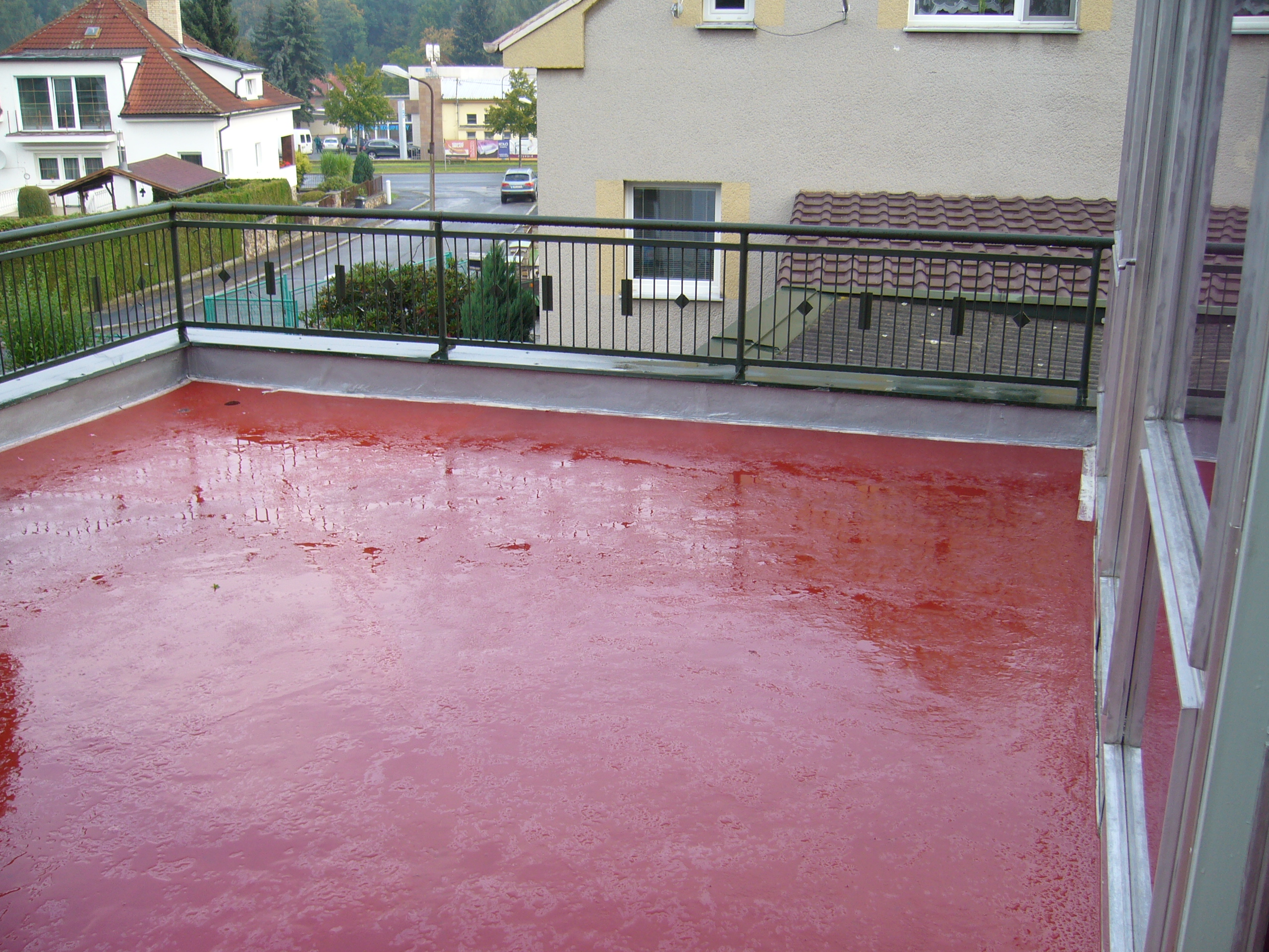 Vonkajšia terasa natretá červeným Epoxybanom