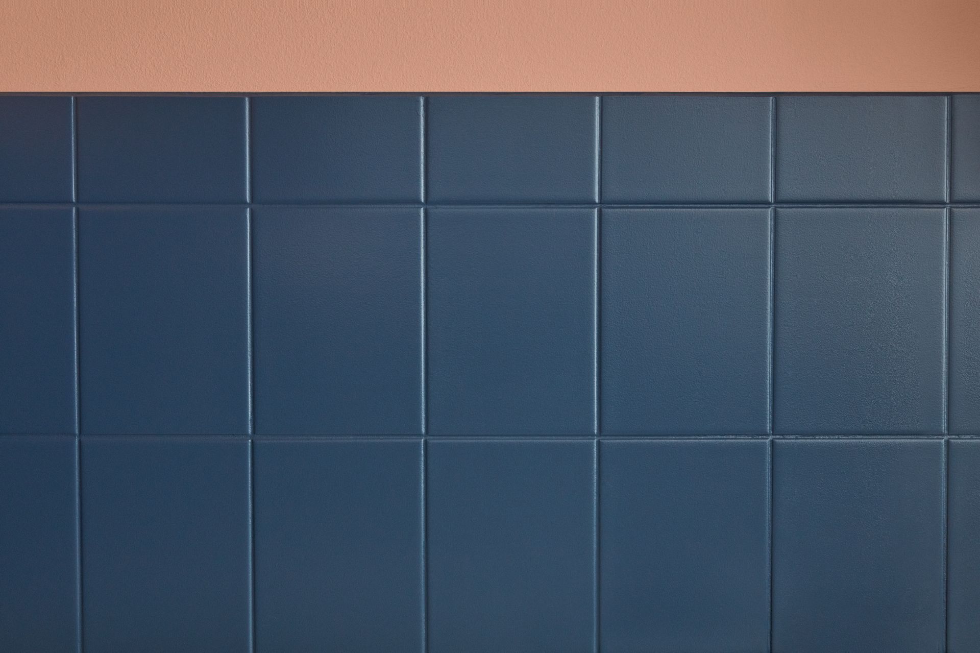 Obkladačky natreté tmavo modrou farbou Luja ceramic tiles