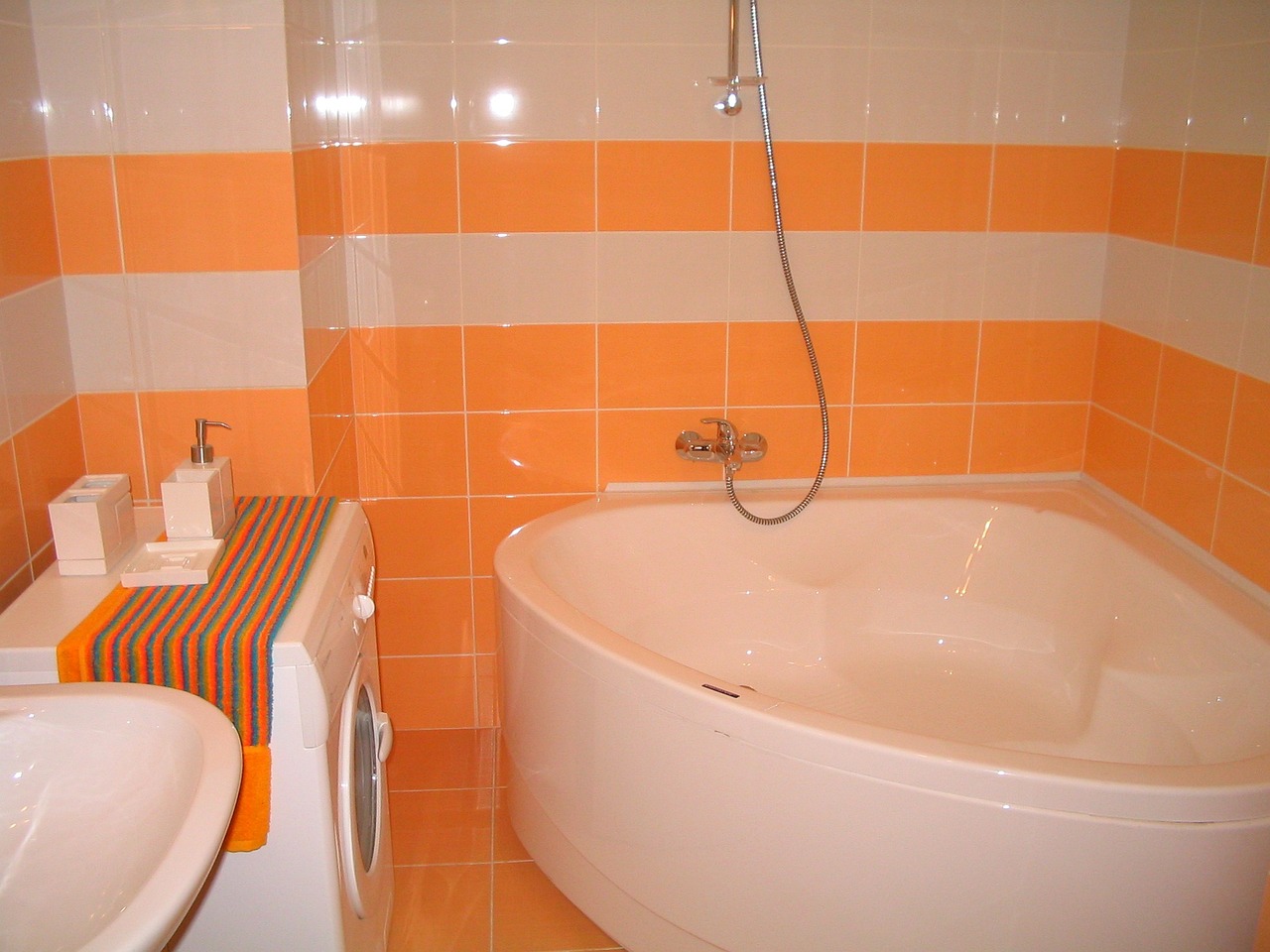 Oranžovo-biela kúpeľňa