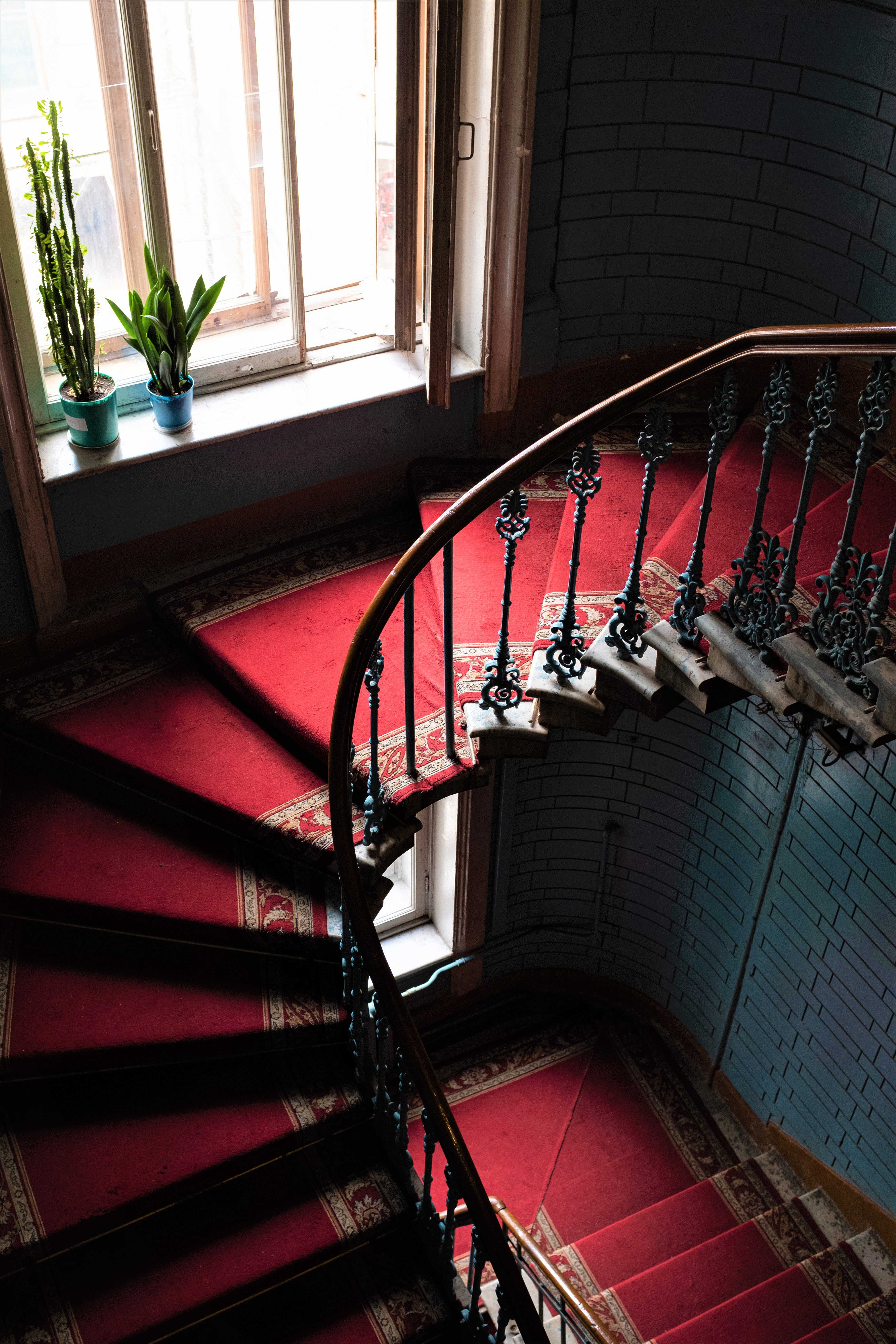 Červené schody v historickej vile