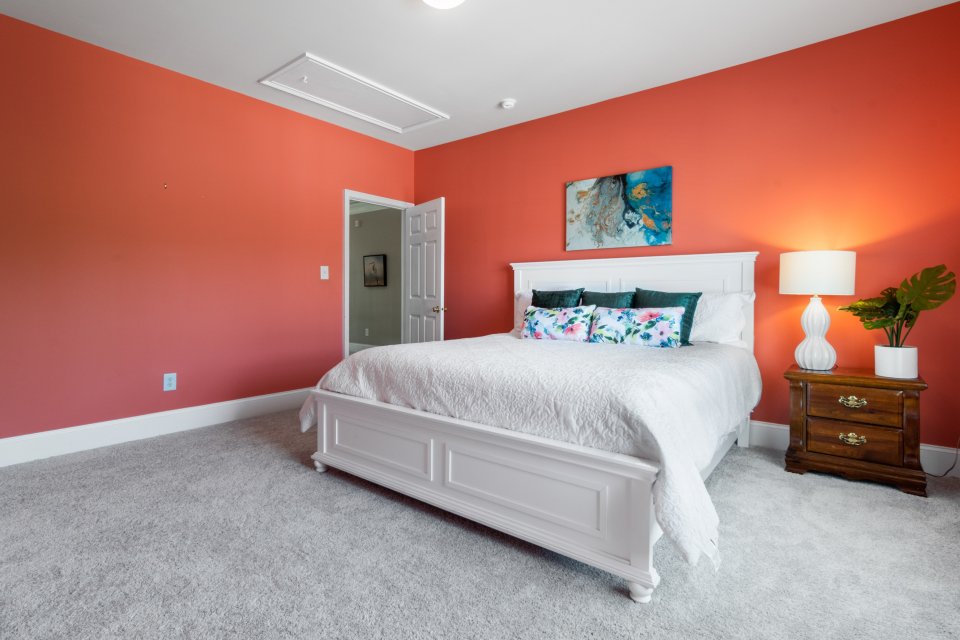 Spálňa s oranžovými stenami