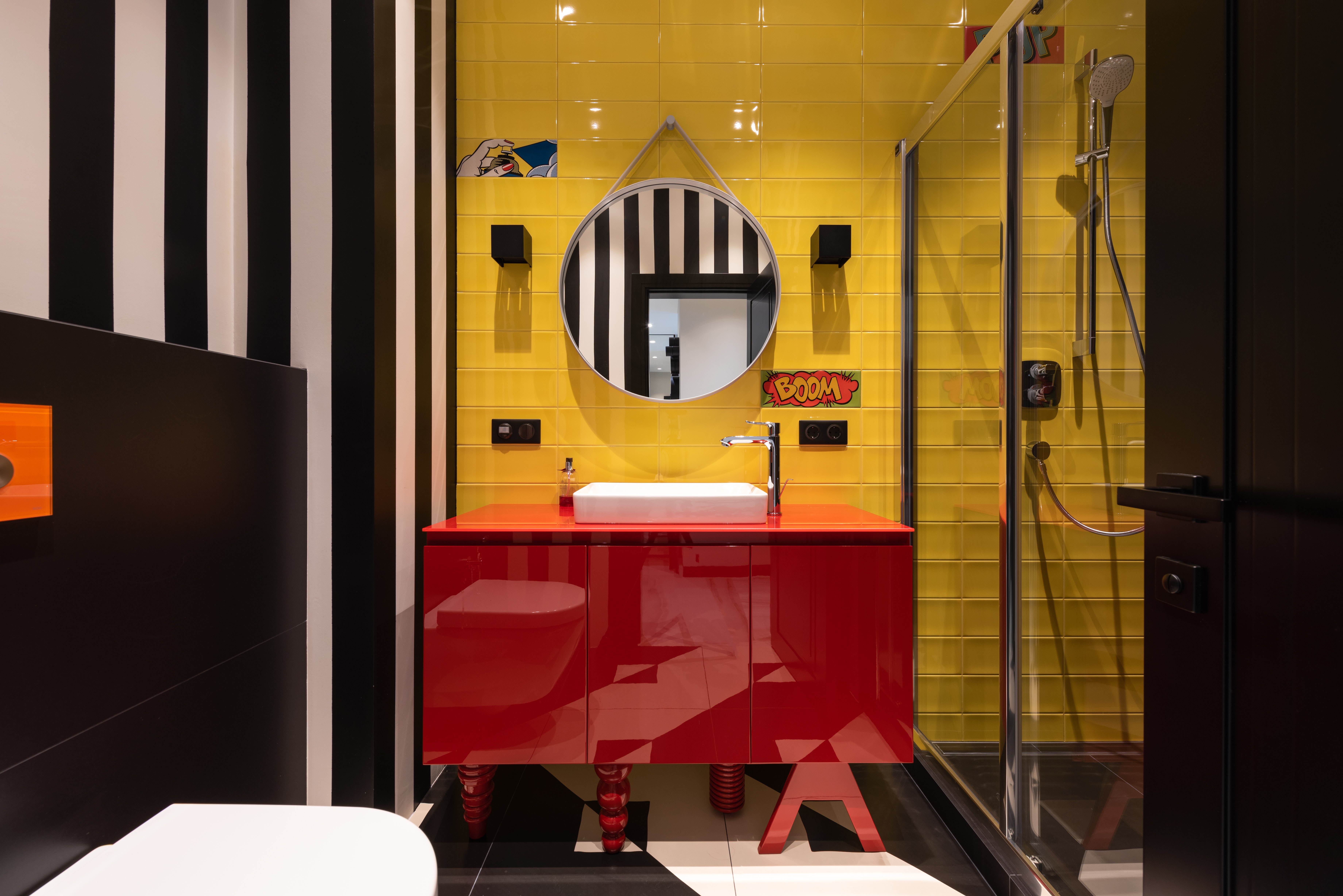 Štýlová kúpeľňa v sýtych farbách s červenou skrinkou