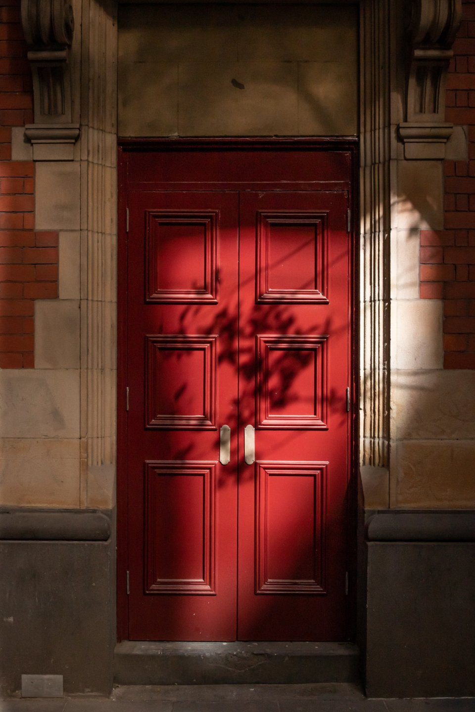 Drevené červené dvere na historickej budove