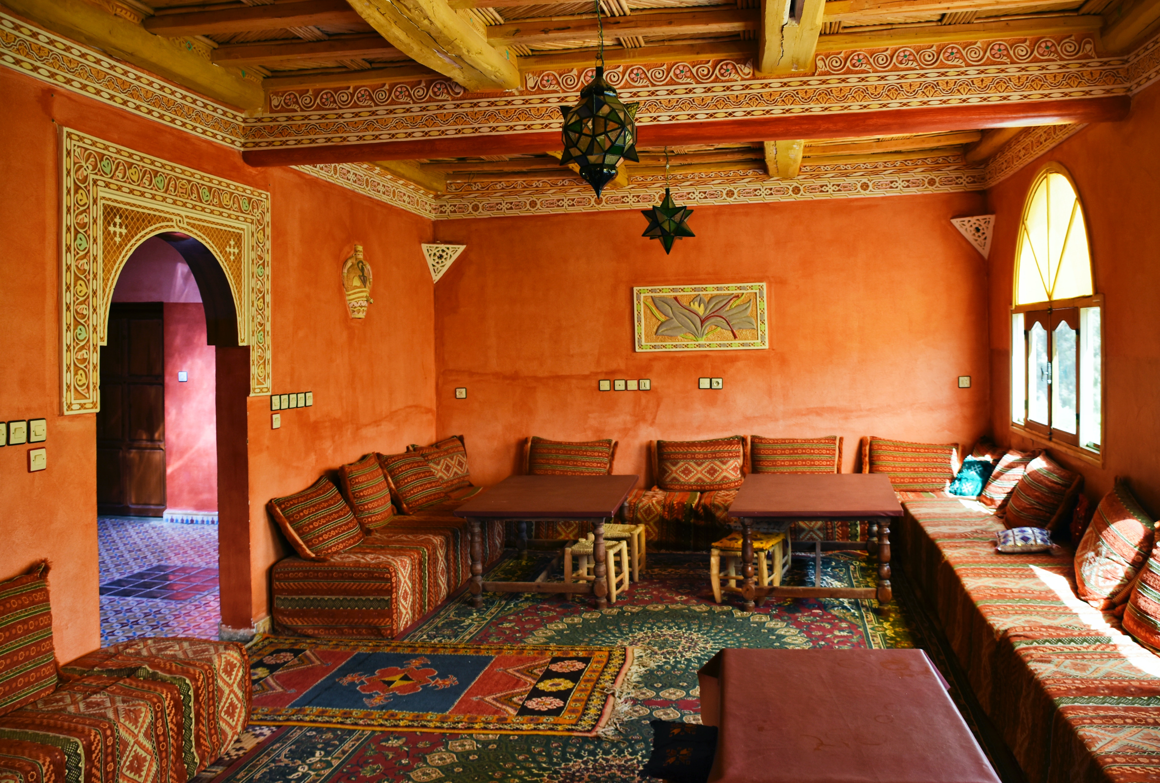 Orientálna oranžová obývačka