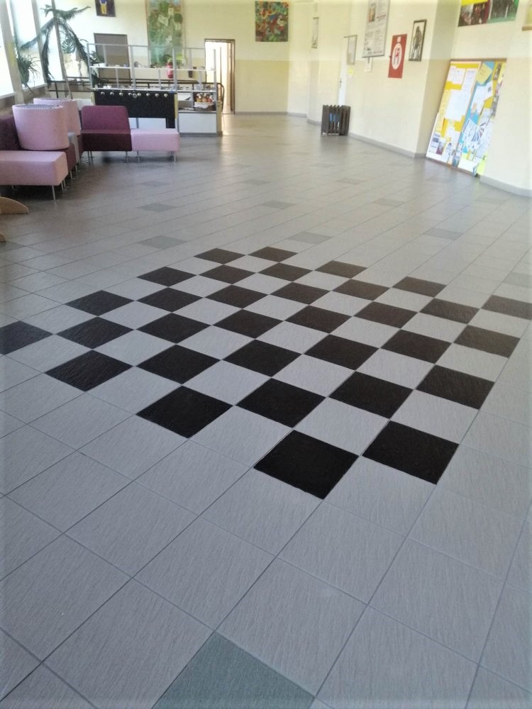 Dlaždice na podlahe natreté Lujou Ceramic Tiles
