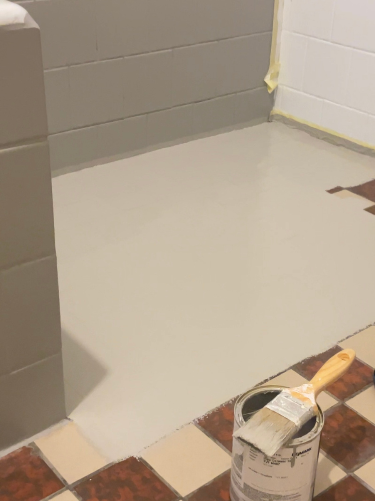 Natieranie podlahy v kúpeľni farbou Luja Ceramic Tiles