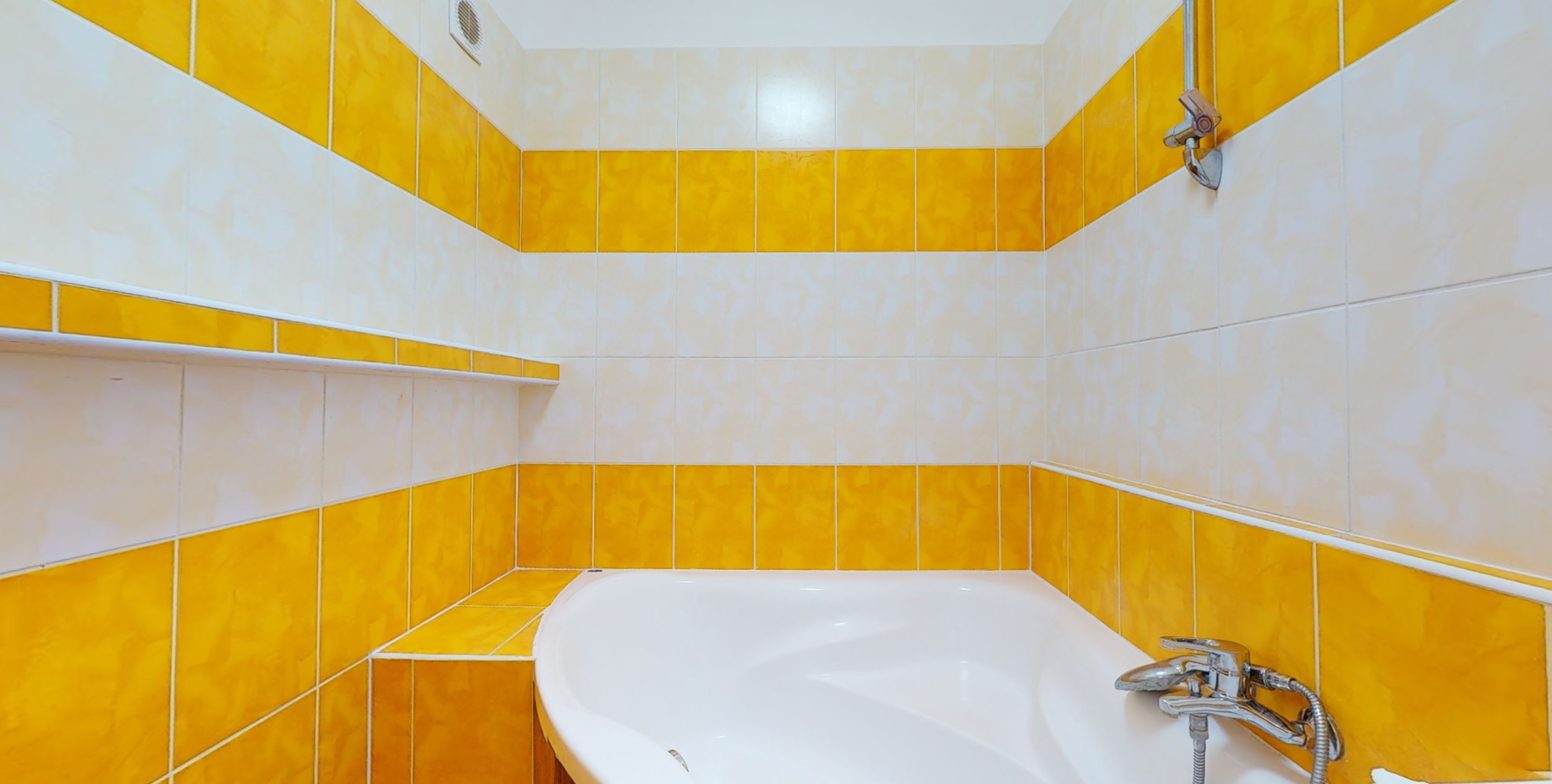 Pôvodná bielo žltá kúpeľňa