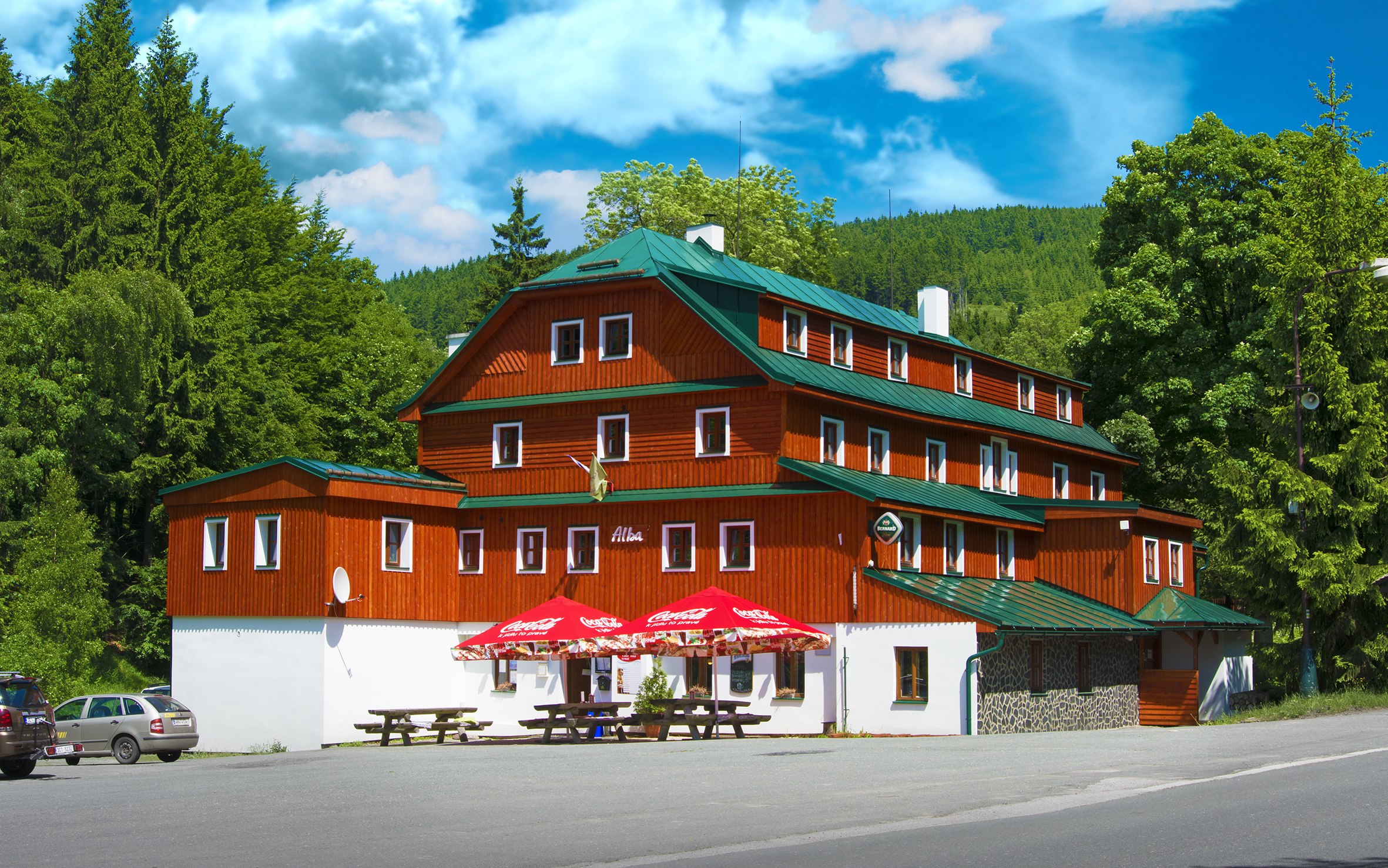 Hotel Alba v horách natretý Karbolineom