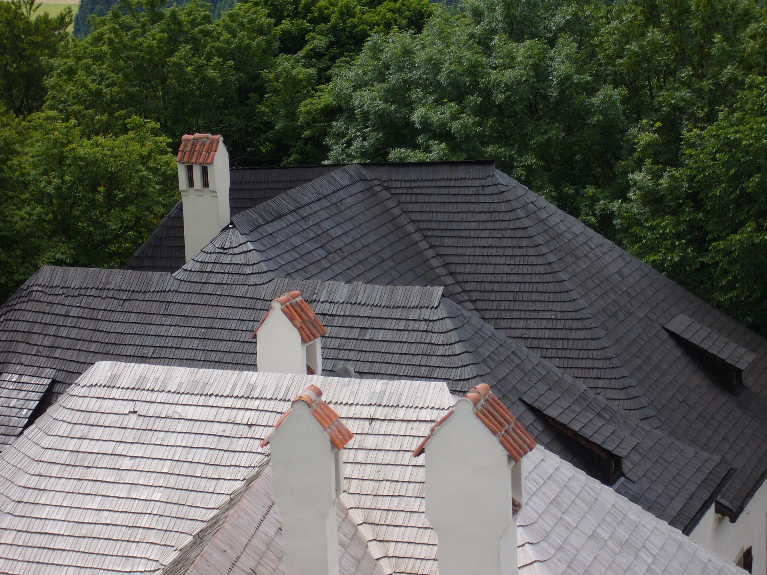 Roštej u Telče - šindľové strechy natreté Karbolineom