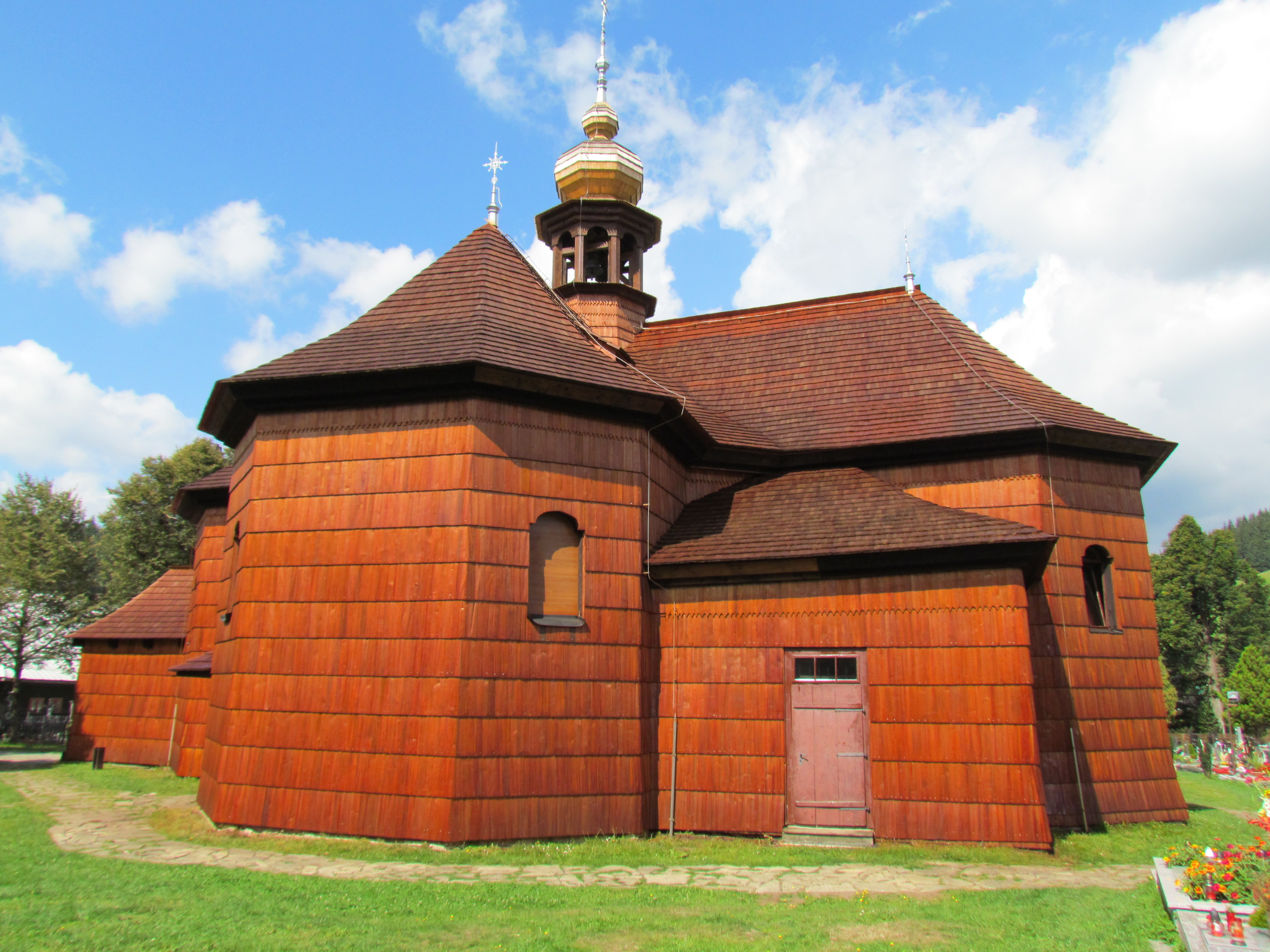 Kostol Veľké Karlovice natretý Karbolineom
