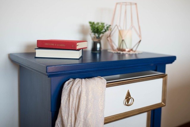 Drevený šuflíkový stolík natretý na modro-zlato-bielo