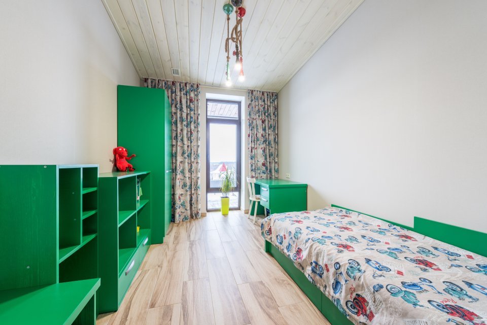 Zelený drevený nábytok v izbe