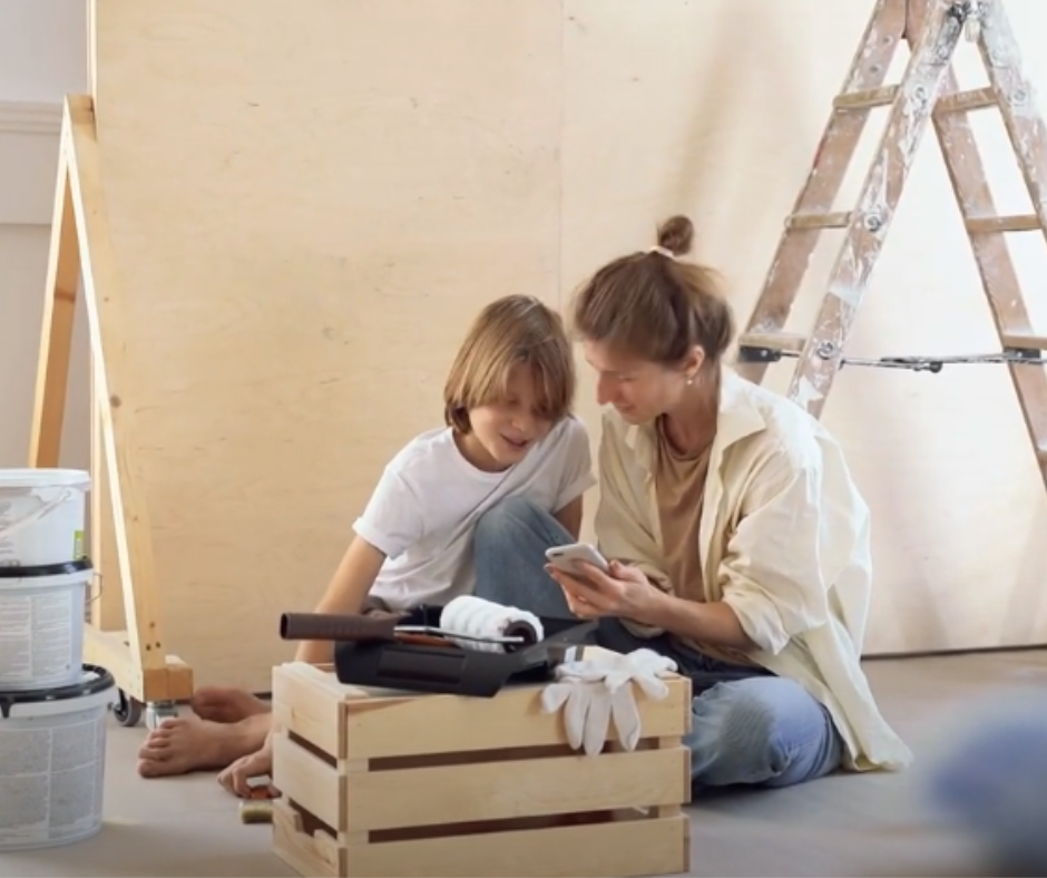 Žena s chlapcom pri maľovaní miestnosti