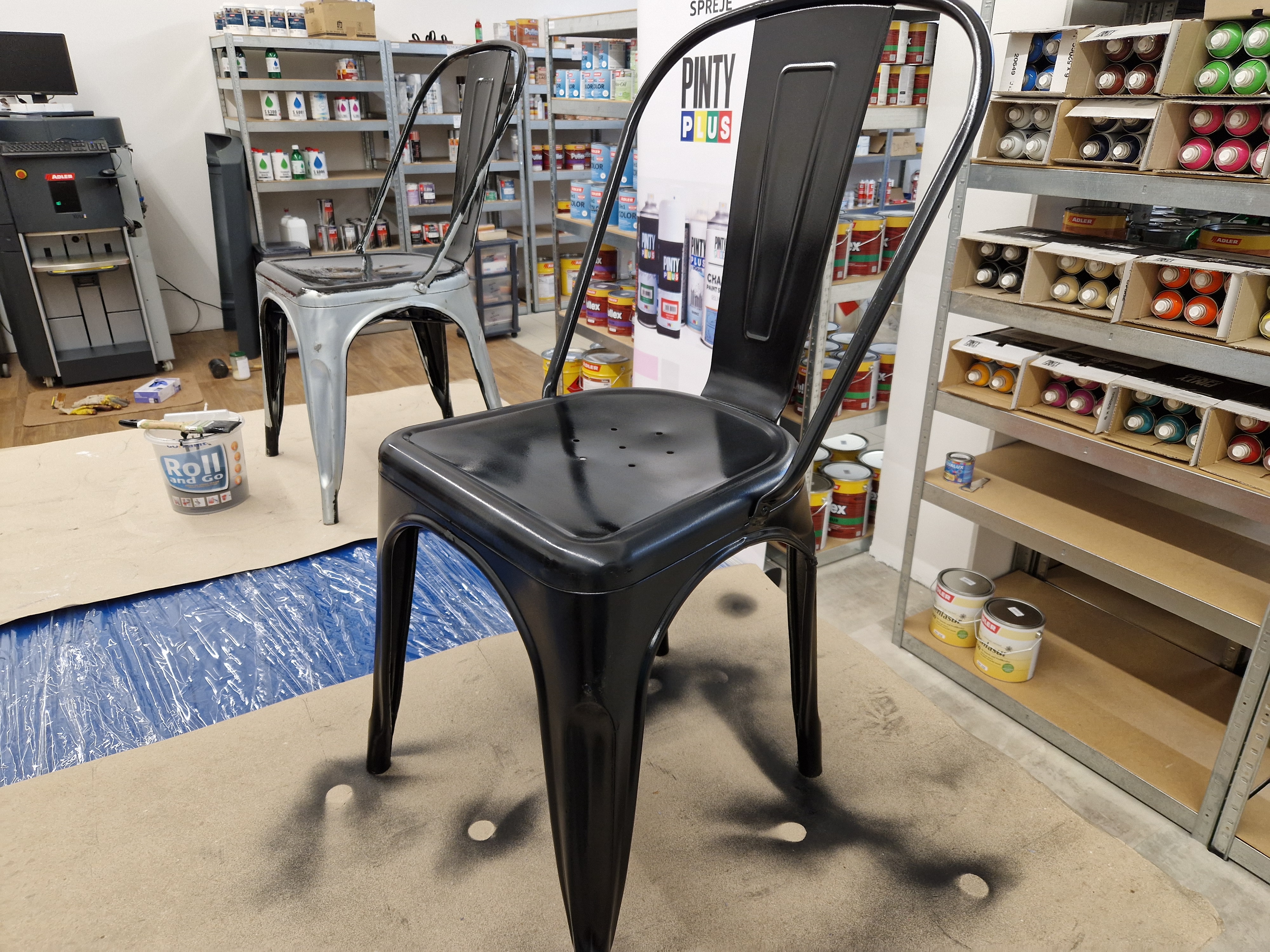 Plechové stoličky počas renovácie s farbou v spreji a druhá natieraná farbou