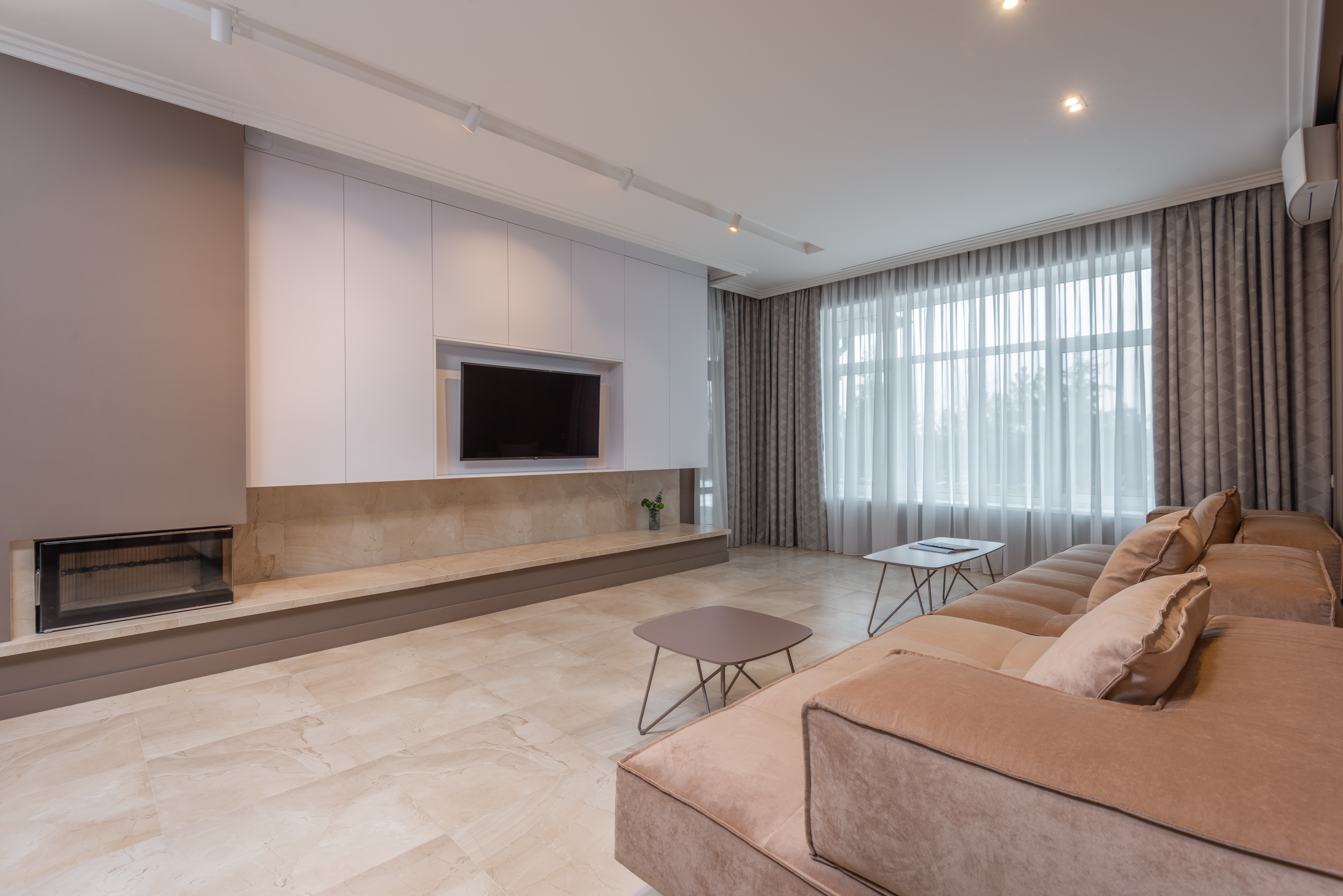 Moderná minimalistická obývačka s hnedými prvkami
