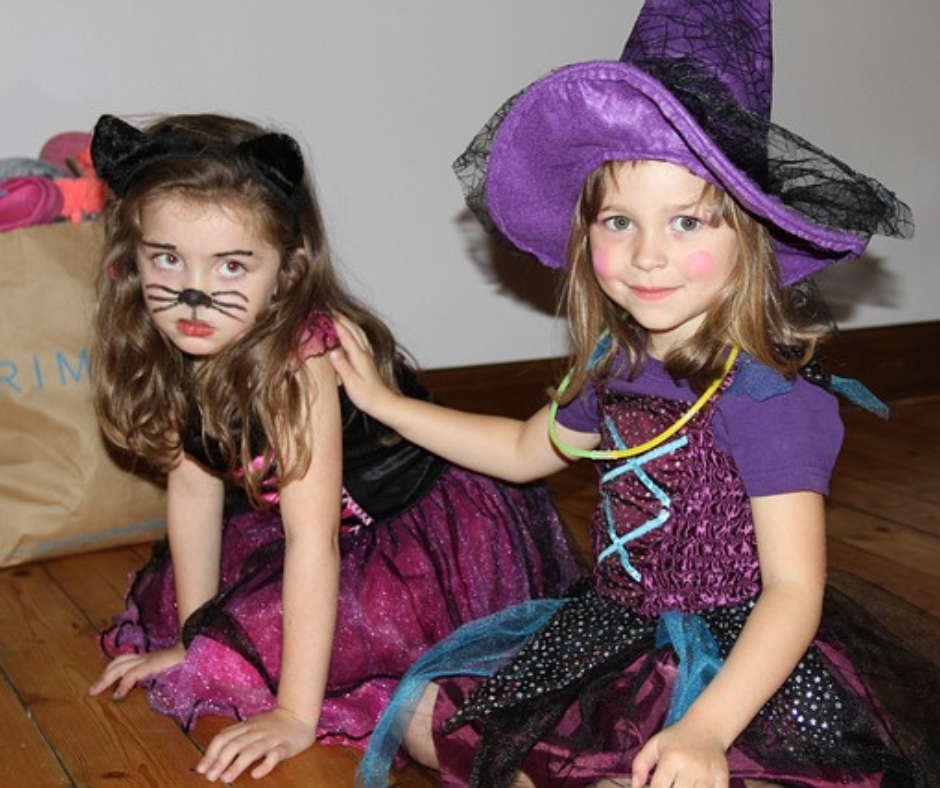 Dve dievčatká v halloween kostýmoch