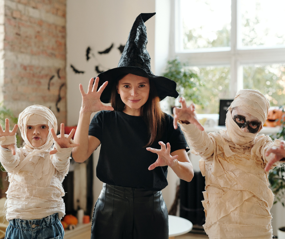 Deti v halloween kostýmoch strašidelne pózujú do objektívu