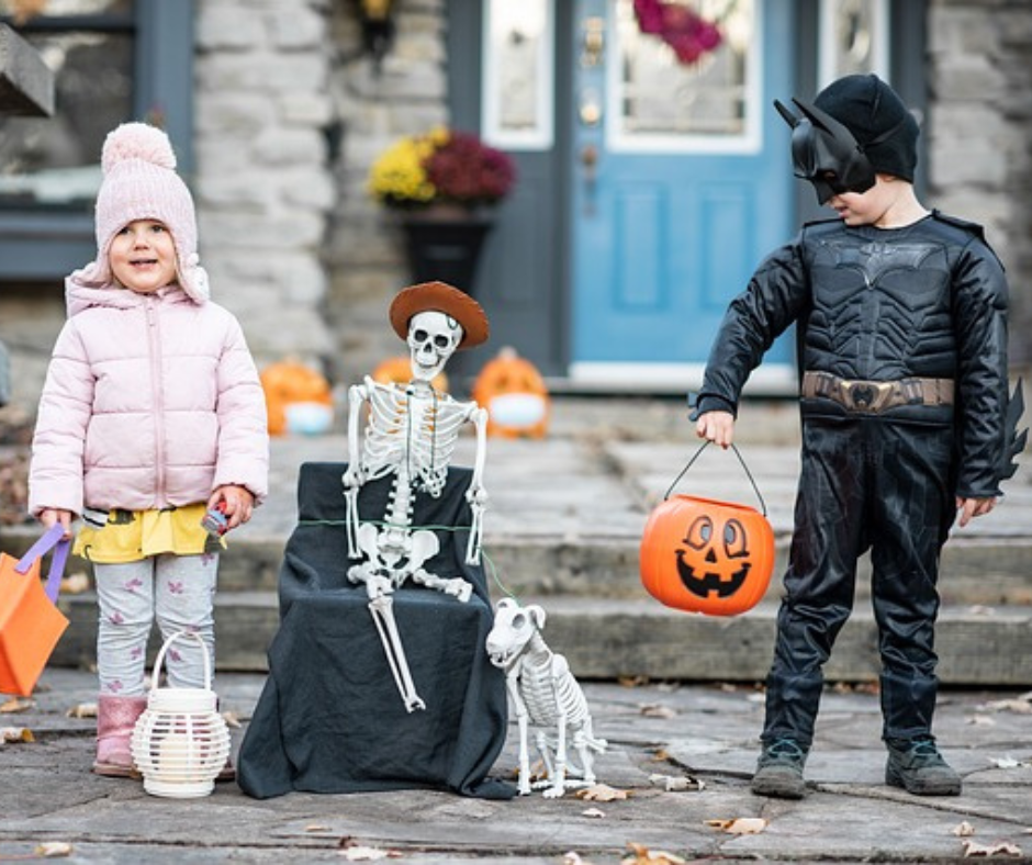 Deti v halloween kostýme vonku s halloween dekoráciami