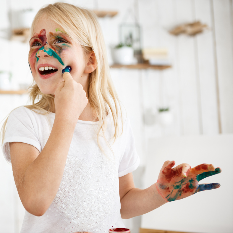 Dievča s pomaľovanou tvárou prstovými farbami