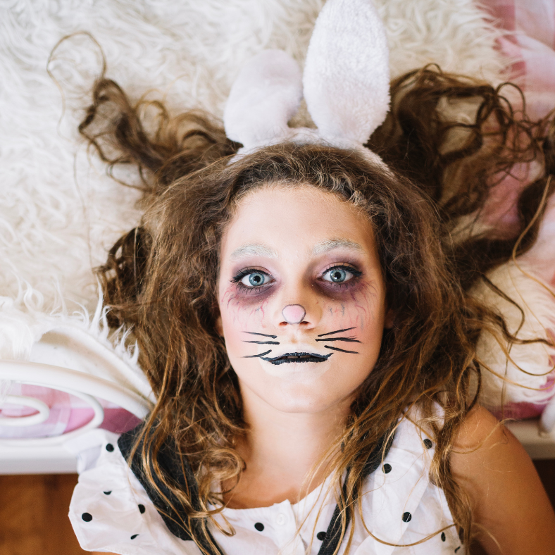 Dievča namaľované ako zajac na Halloween