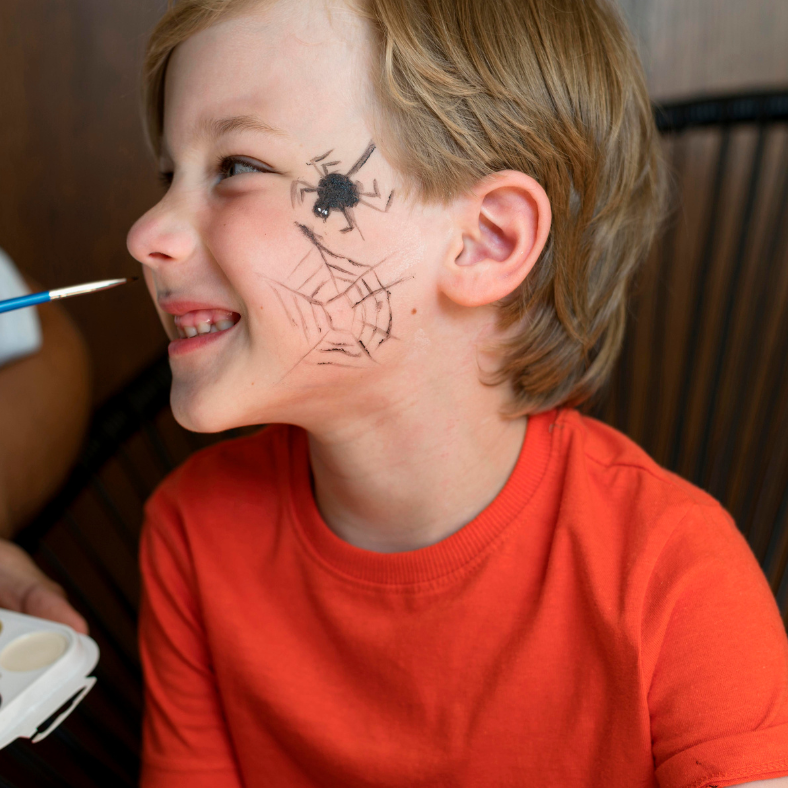 Maľovanie pavúka na tvár chlapca